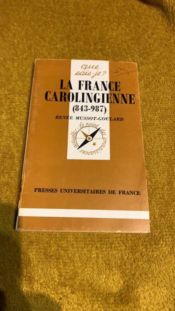 Bonjour Livre qui sais je En très bonne état la France carolingienne