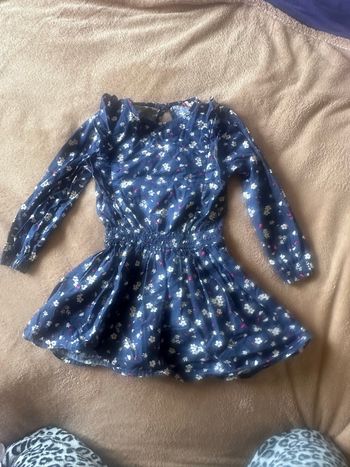 Robe fleurie bleue marine à volants.
