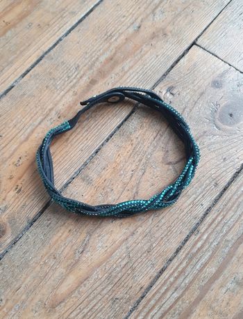 Collier ras le cou noir torsadé et diamants verts