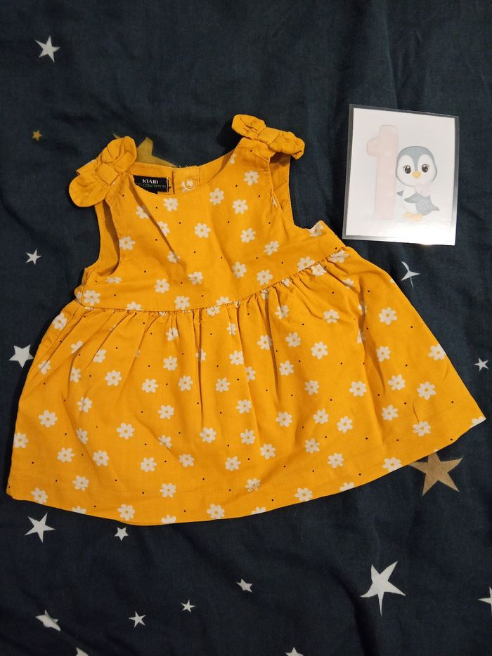 Robe jaune a fleurs _ 1 mois