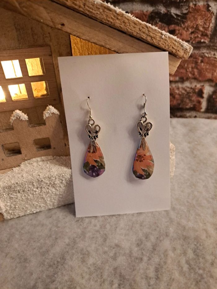 Boucles d'oreilles pendante en résine florale et argenté - photo numéro 2