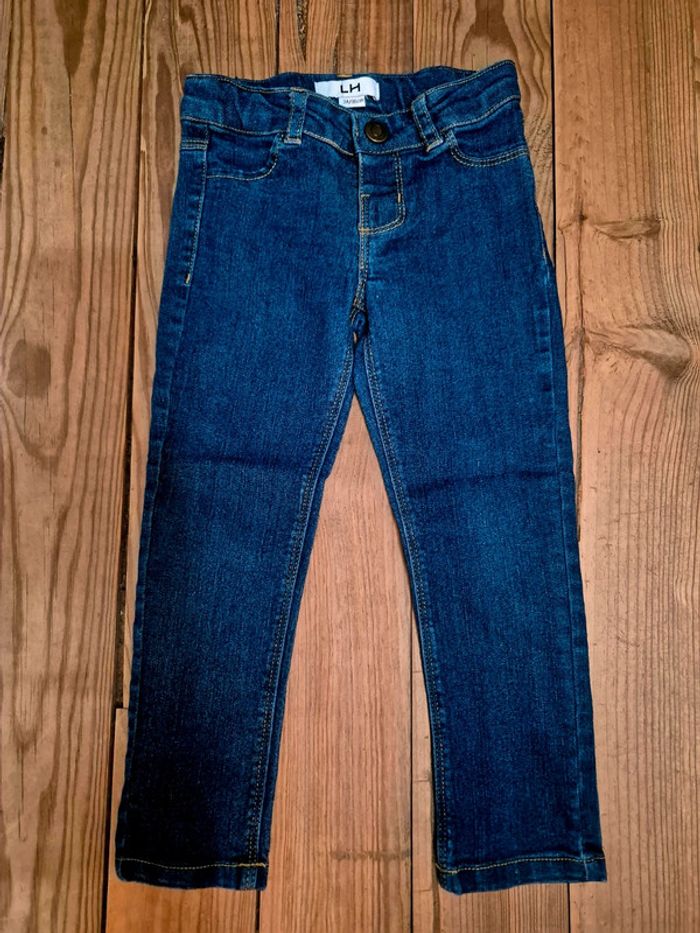 Jean bleu foncé en taille 3 ans