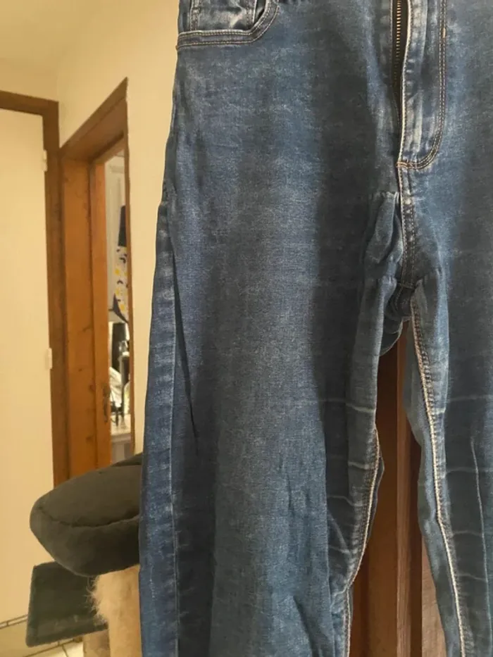 Jean Bershka – Taille 38 – Look tendance et confortable 💙 - photo numéro 3