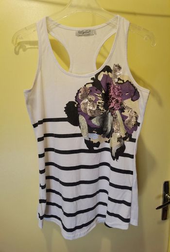 Débardeur blanc rayé noir motif fleur violet à perles sequins