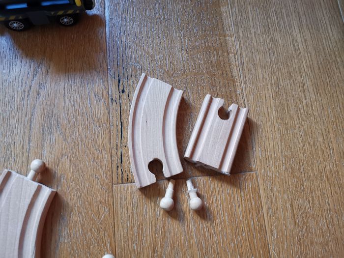 Train en bois et accessoires - photo numéro 3