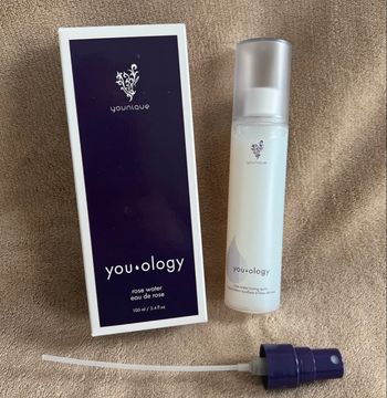 Eau de rose Younique 