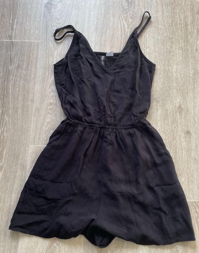Combi short H&M taille 32 noire en excellent état peu porté correspond à un XS
