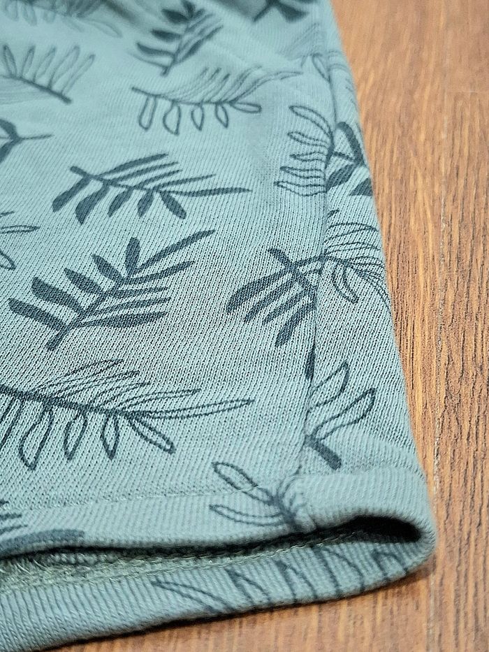 Short enfant garçon Kiabi – 24 mois / 2 ans – gris vert – motif feuilles & branches - photo numéro 4