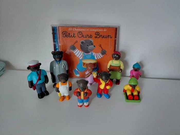 Lot figurines et cd petit ours brun