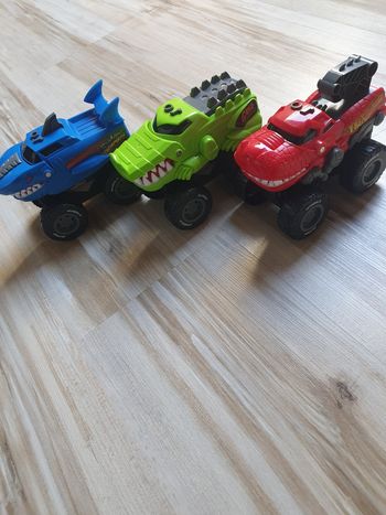 Lot monster truck dinosaure