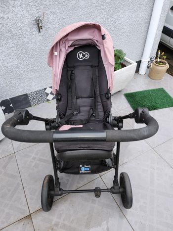 Poussette kinderkraft dos et face a la route