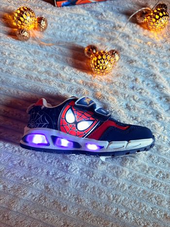 Basket Spiderman lumineux intense