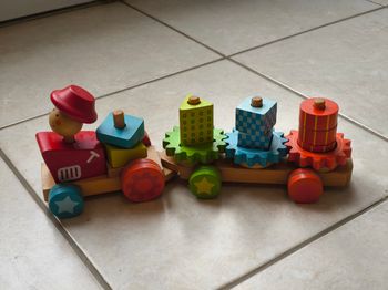 Petit train avec cubes à empiler