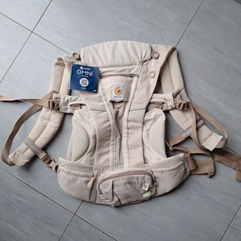 Porte bébé physiologique omni breeze ergobaby beige