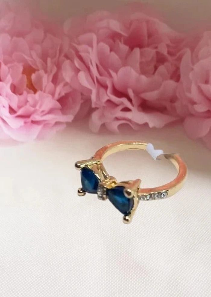 Bague Plaqué or avec un noeud en pierre bleue et strass taille 17 ou 54 - photo numéro 3