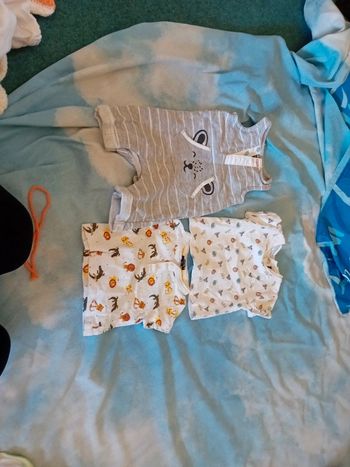 2 tee shirt et une salopette 1 mois