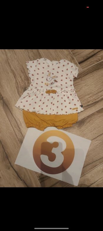 Combinaison grenouillère côtelé 
T-shirts short deux en un 
Taille 3 mois 60cm
Coloris blanc moutarde 
Marque sucre d'orge 
Neuf jamais porté 2 en 1