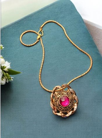 Collier gros médaillon rose et doré