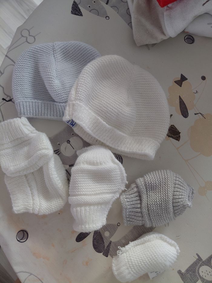 Lot de bonnets, moufles, pantoufles ainsi qu'un bavoir - photo numéro 4