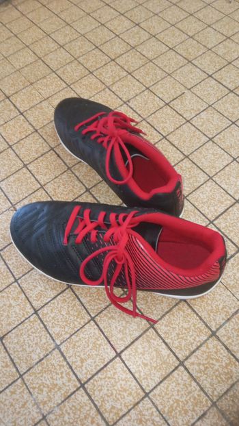 Crampons de football  enfants  pratiquement neuves  pointures 34