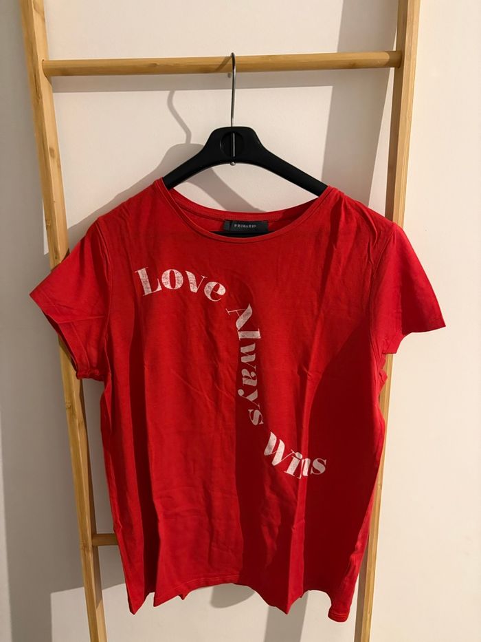 T-shirt Rouge Primark avec Inscription "Love Always Wins" - Taille S