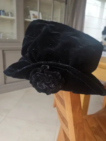 Très joli chapeau rétro en velours noir.