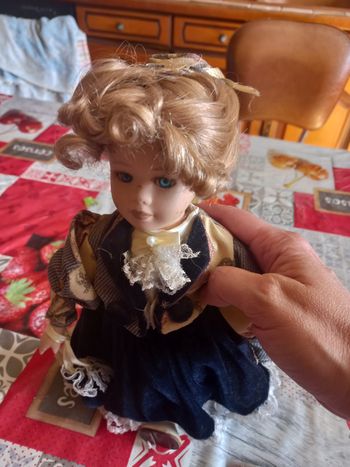 Poupée en porcelaine 
