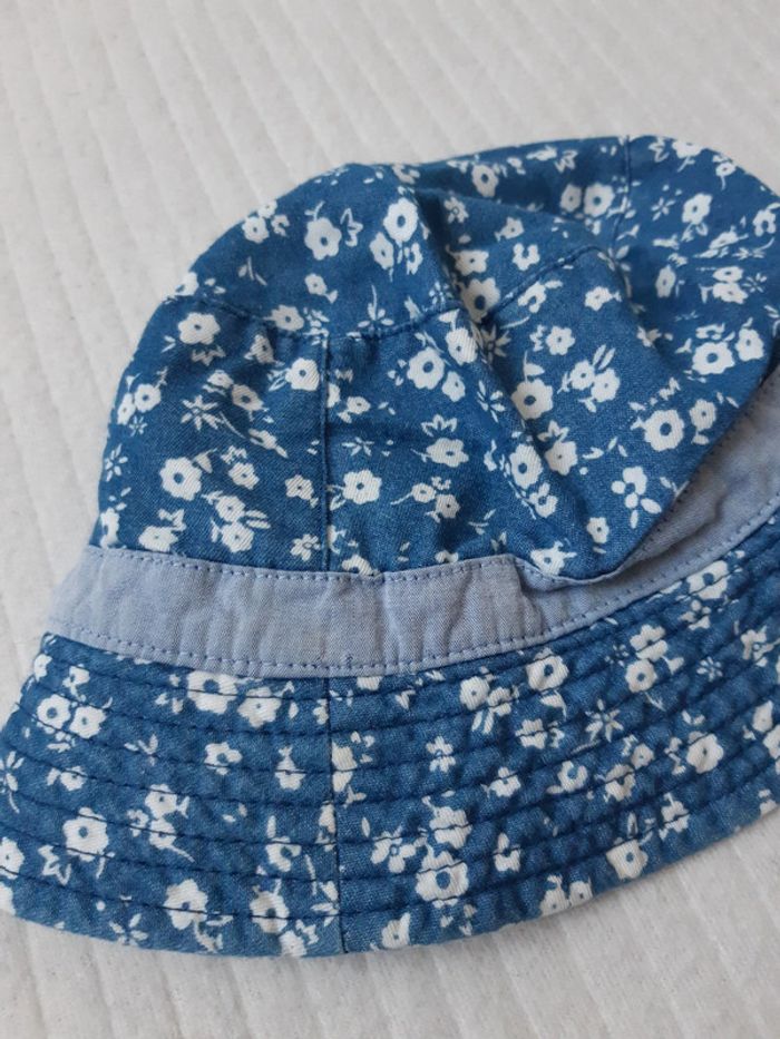 Chapeau bleu à fleurs blanches - photo numéro 2