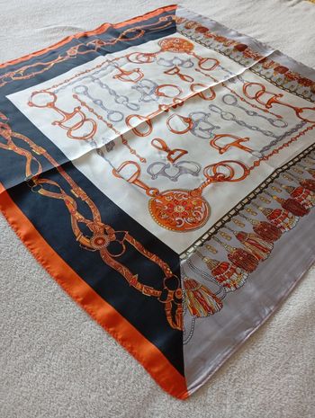 Carré en soie multi-usages