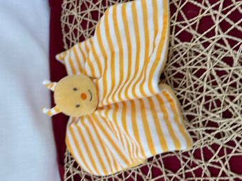 Doudou abeille plat rayé orange