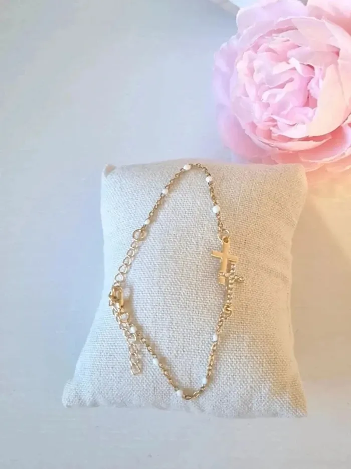 Bracelet style gigi avec double croix 🌸 en acier inoxydable 🌸 perles résines blanches - photo numéro 5