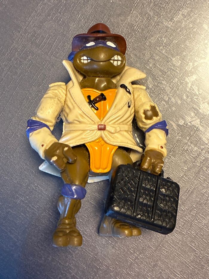 Figurine tortue ninja vintage avec sa malette mirage studios