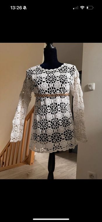 Très joli haut à trou