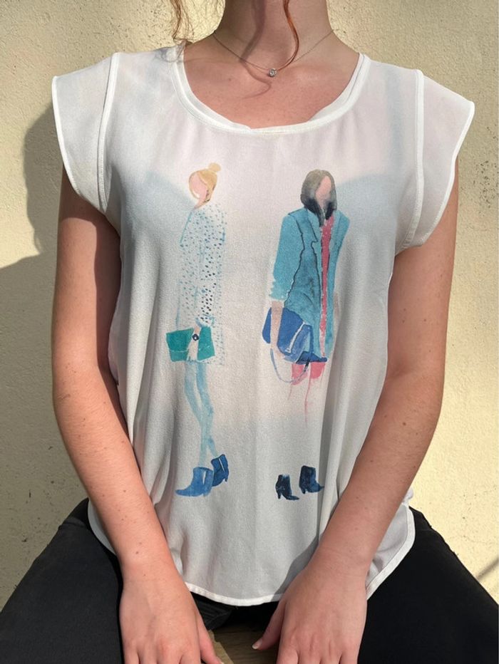 T-shirt fluide et cintré blanc asymétrique avec motif 2 femmes - photo numéro 5