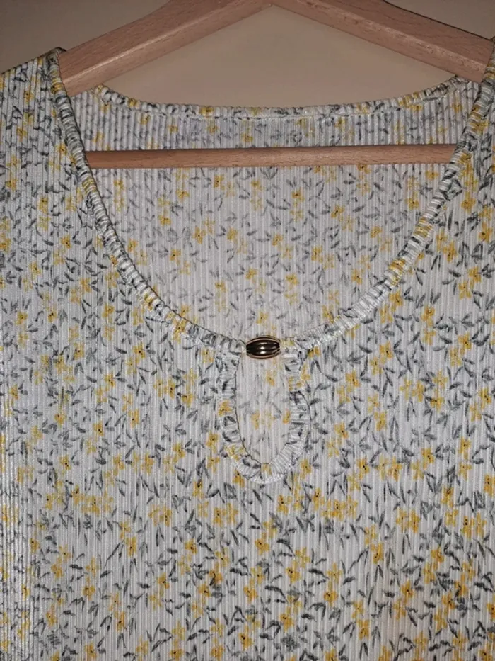 Joli haut femme blanc jaune comme neuf gaufré tbe porté 1 fois 50/52 étiquette coupée - photo numéro 3