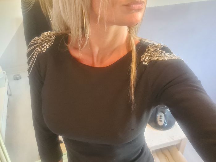 Robe noire avec bijoux sur les épaules Fabriqué en Italie Taille 36 - photo numéro 7