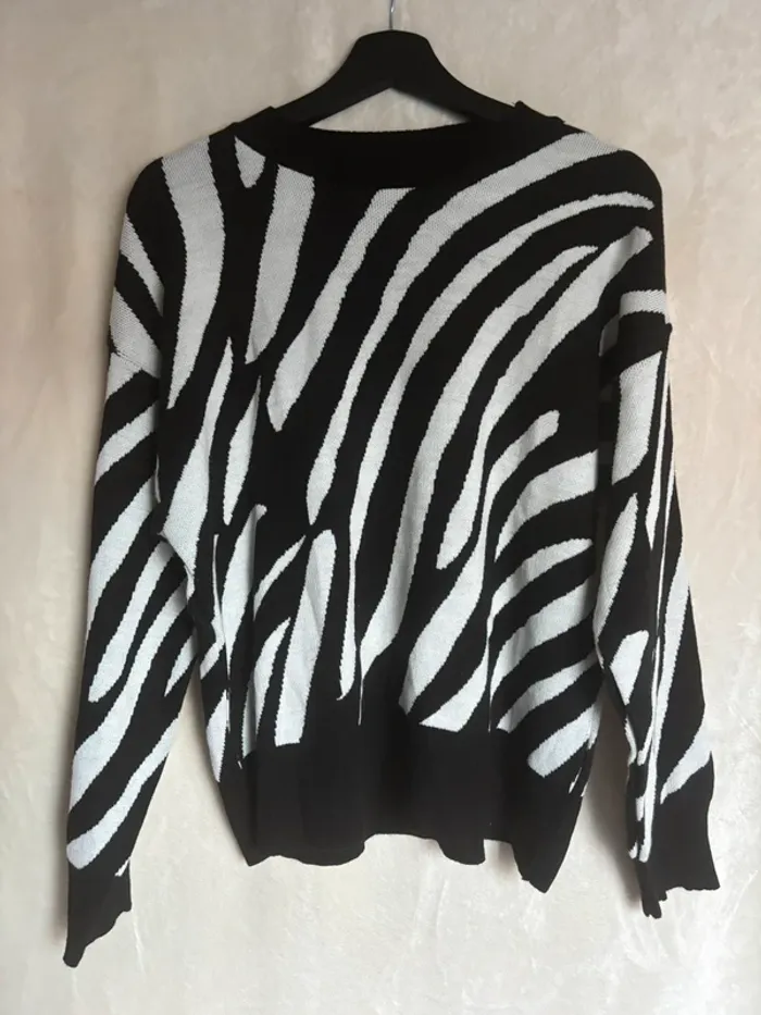 pull zébrée noir et blanc sans marque taille M