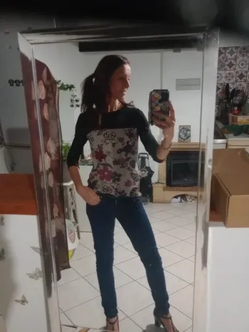 Top femme M noir et fleuri c87