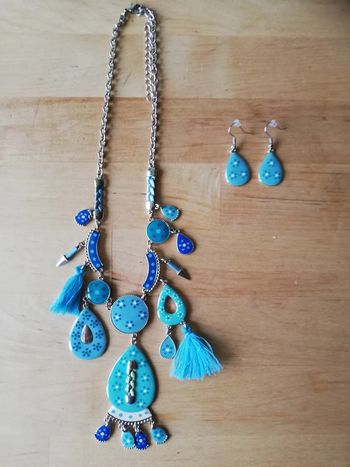 Parure bleu pompons