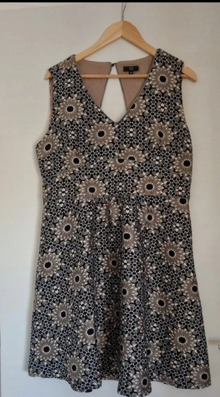 Robe trapèze sans manches à fleurs noir/ taupe/ blanc - photo numéro 1