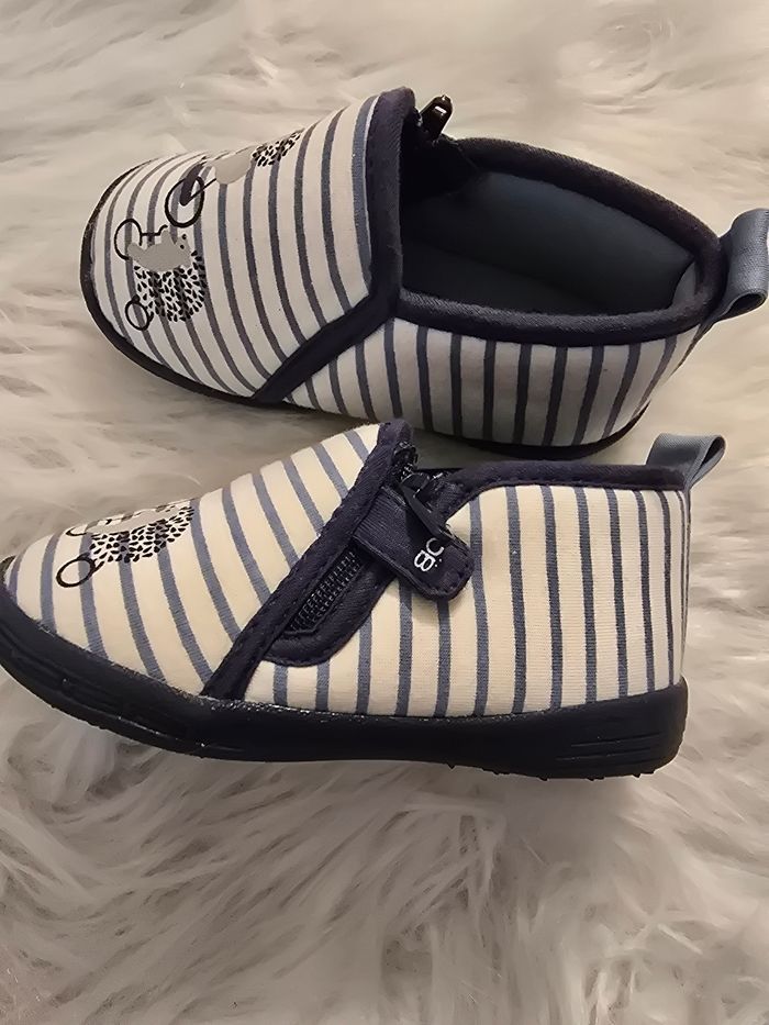 NEUF(non portés) 💙💙💙😍🤩 superbes Chaussons bébé garçon pointure 22💙💙💙(ferme) - photo numéro 2