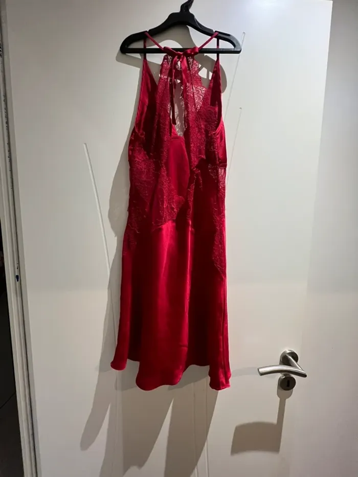 Nuisette rouge avec détails en dentelle - photo numéro 2