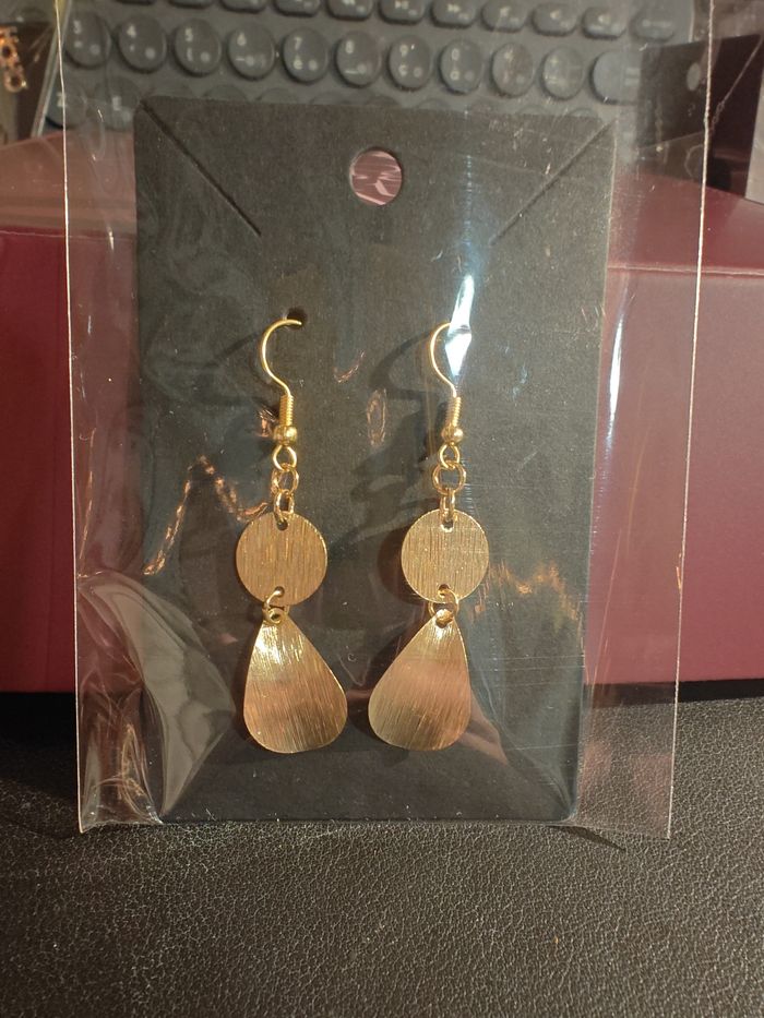 Boucles d'oreilles pendantes dorées - photo numéro 1