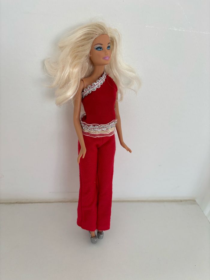 Barbie avec son pantalon et haut rouges