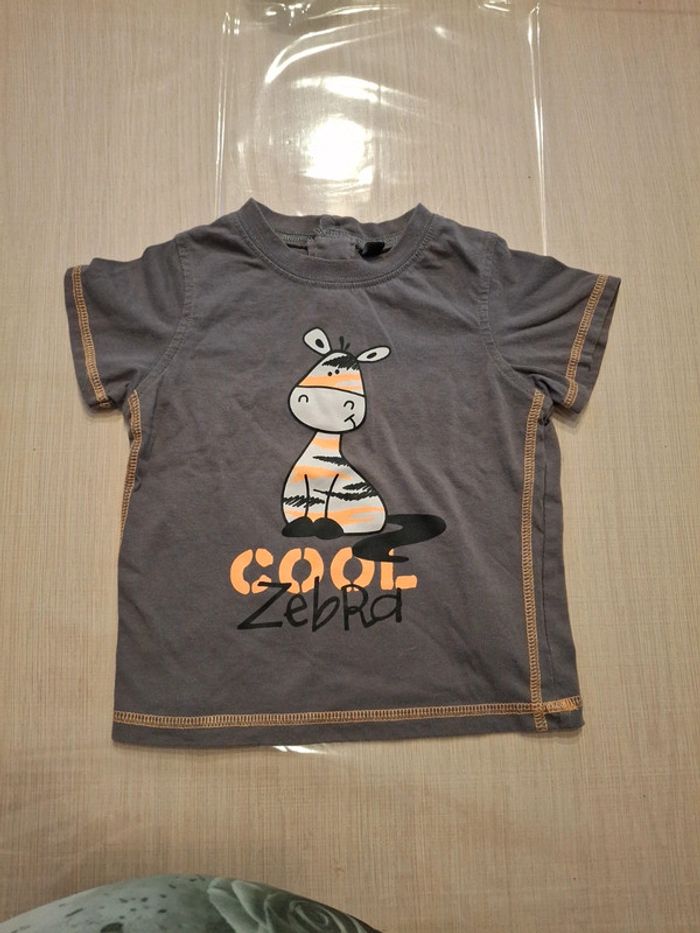 T shirt gris foncé et orange 23 mois