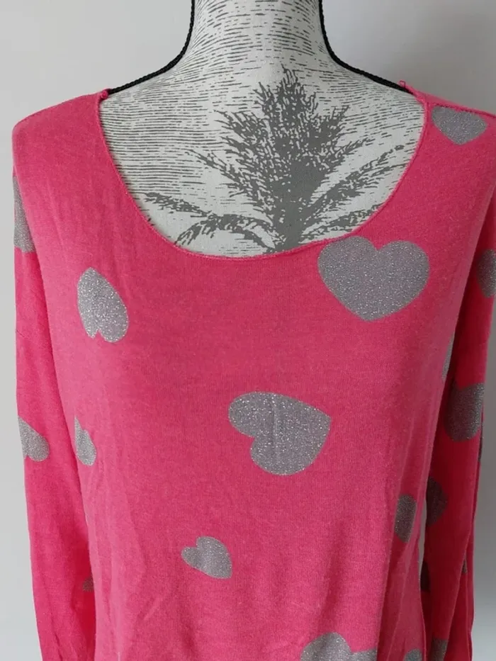 Haut rose avec cœurs gris - photo numéro 2