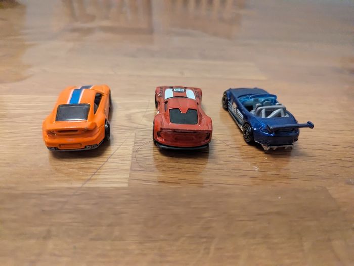 Lot 64 de 3 voitures de sport Hot Wheels - photo numéro 4