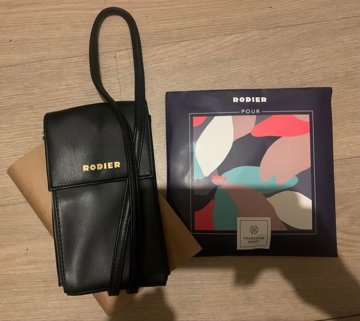 Ensemble Rodier sac sangle petit porte feuille noir et un foulard - photo numéro 3