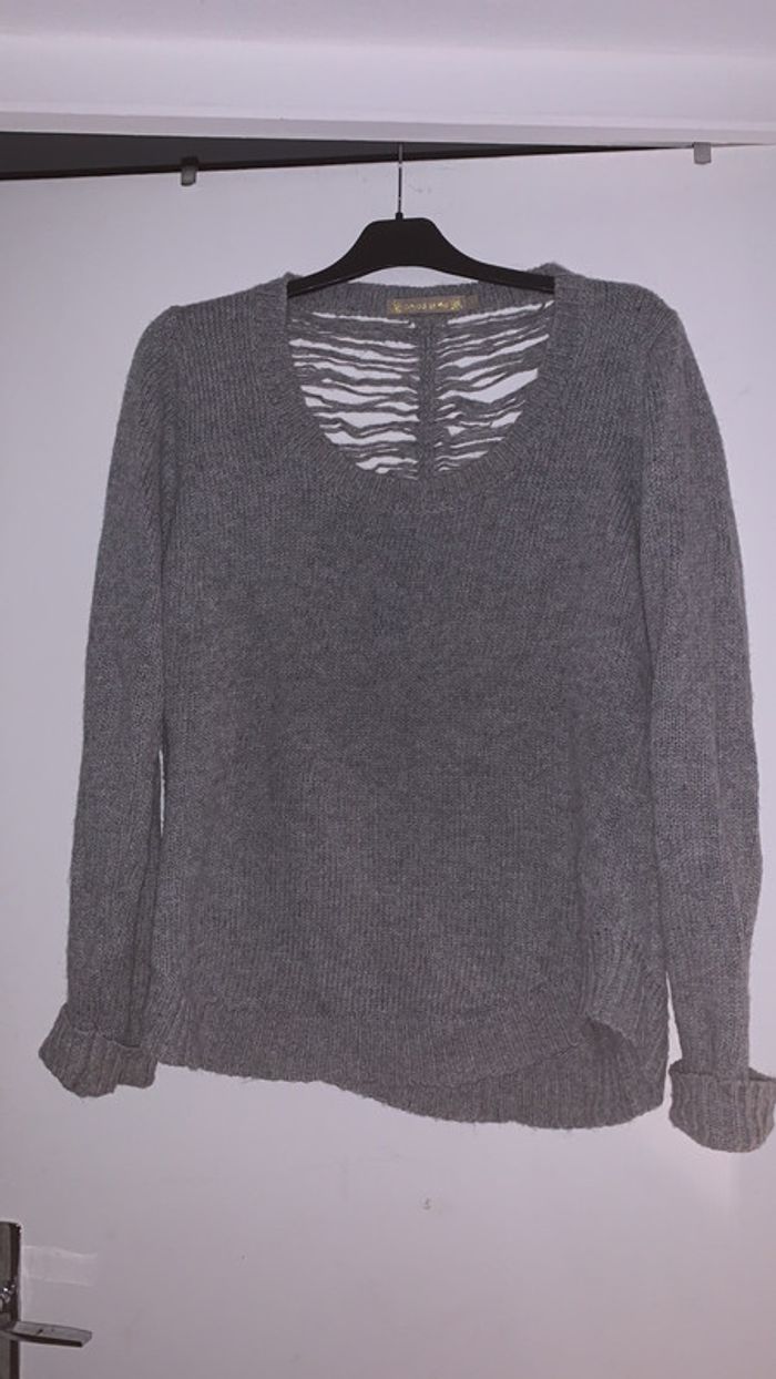 Pull gris dégage dans le dos