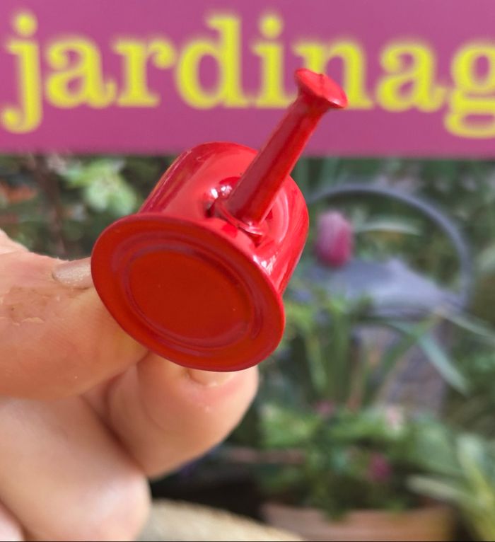 Arrosoir métal rouge pour maison de poupée - photo numéro 3